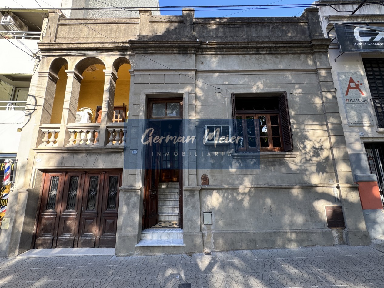 VENDO CASA CENTRICA - Zona La Rioja y Uruguay 