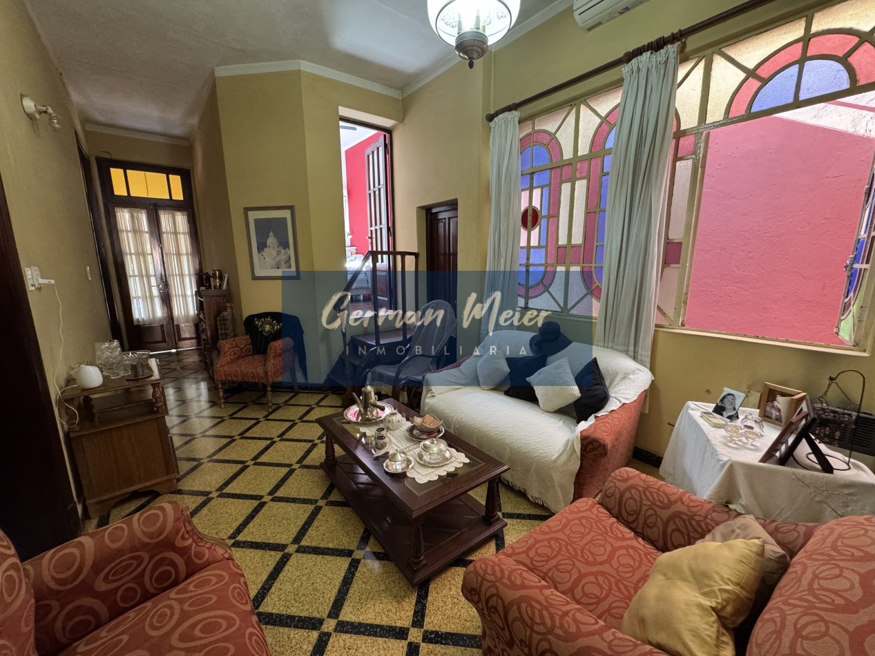 VENDO CASA CENTRICA - Zona La Rioja y Uruguay 