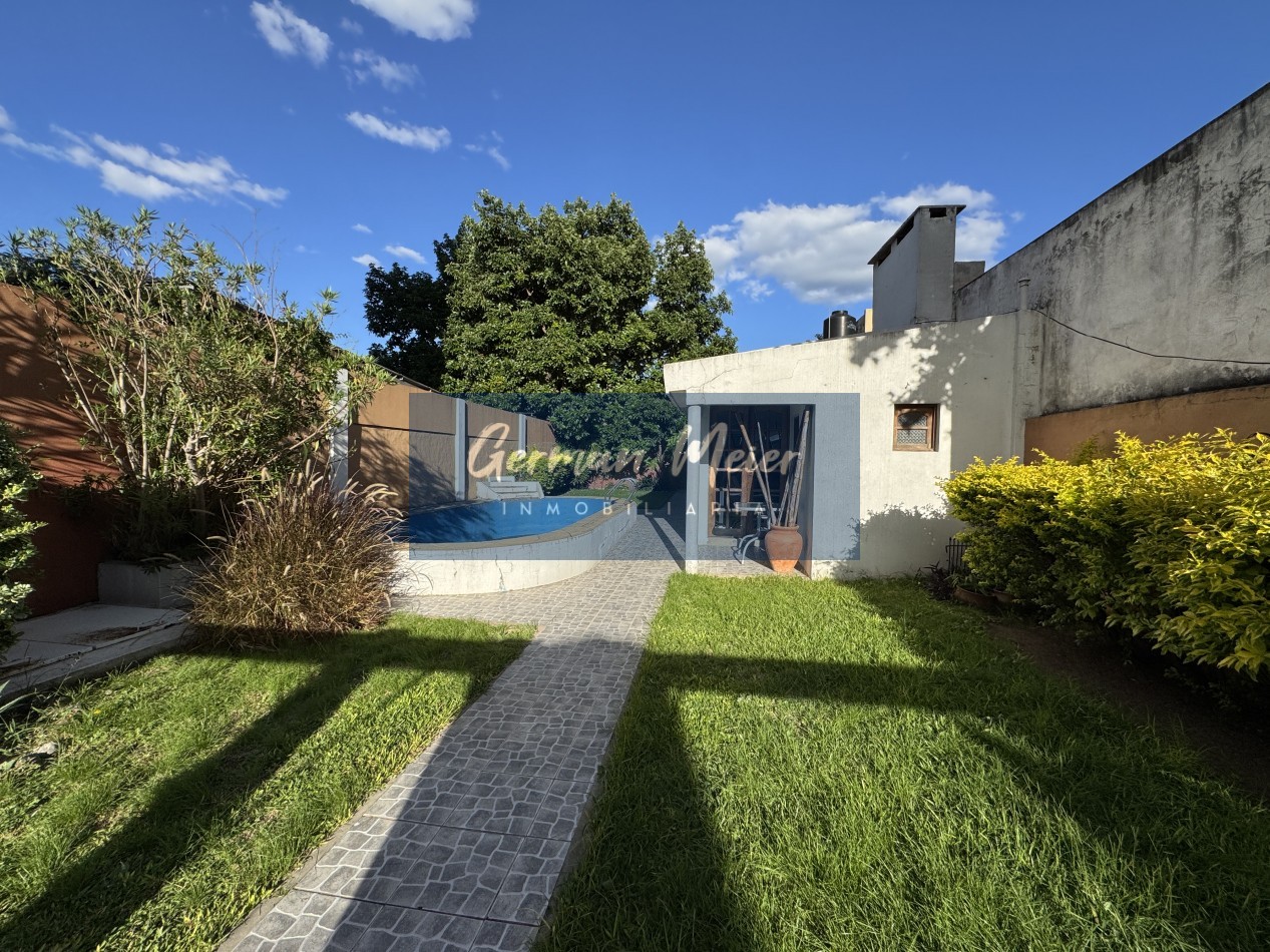 VENDO CASA CENTRICA - Zona La Rioja y Uruguay 