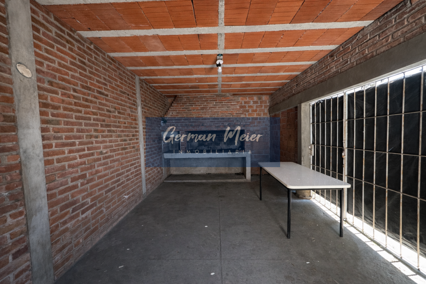 SE VENDE CASA A MEDIA CUADRA DE AV. ALMAFUERTE