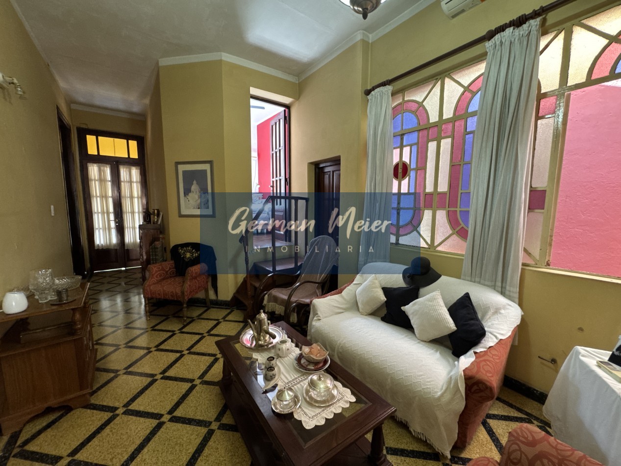 VENDO CASA CENTRICA - Zona La Rioja y Uruguay 